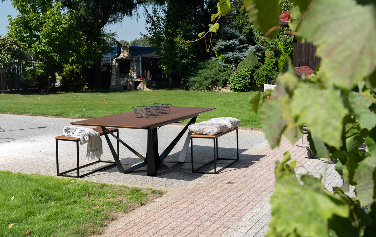 Stół outdoorowy z ławkami