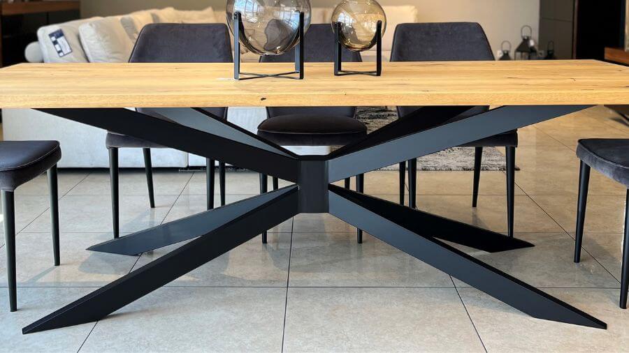 Stół Arco postument czarny metalowy jako podstawa tego wyjątkowego stołu do jadalni lub salonu